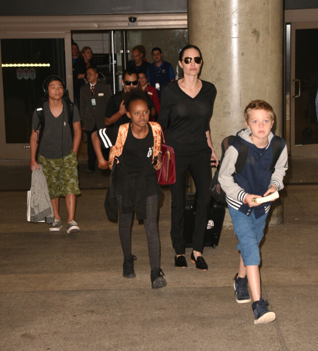 STORFAMILIE PÅ TUR: Her er Angelina Jolie på flyplassen i Los Angeles med de fire eldste barba Maddox, Pax, Zahara og Shiloh.
Pictured: Angelina Jolie, Kids
Ref: SPL1162834 271015
Picture by: MONEY$HOT / Splash News
Splash News and Pictures
Los Angeles: 310-821-2666
New York: 212-619-2666
London: 870-934-2666
photodesk@splashnews.com
Foto: Splash News STORFAMILIE PÅ TUR: Her er Angelina Jolie på flyplassen i Los Angeles med de fire eldste barba Maddox, Pax, Zahara og Shiloh.
Pictured: Angelina Jolie, Kids
Ref: SPL1162834 271015
Picture by: MONEY$HOT / Splash News
Splash News and Pictures
Los Angeles: 310-821-2666
New York: 212-619-2666
London: 870-934-2666
photodesk@splashnews.com
Foto: Splash News